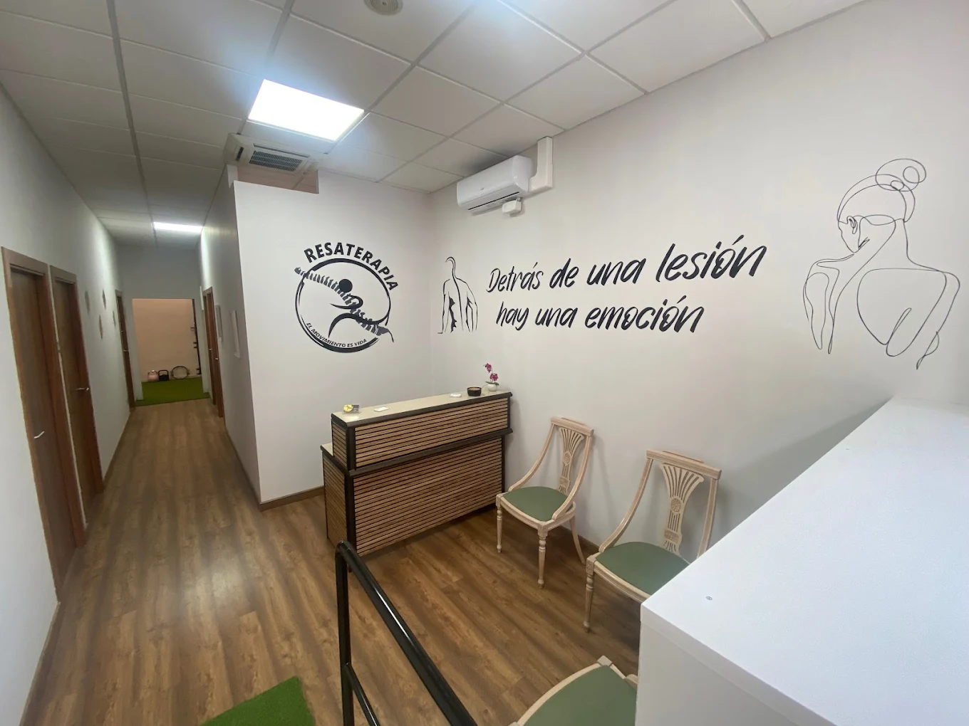 Recepción Resaterapia con el mural 'Detrás de una lesión hay una emoción'